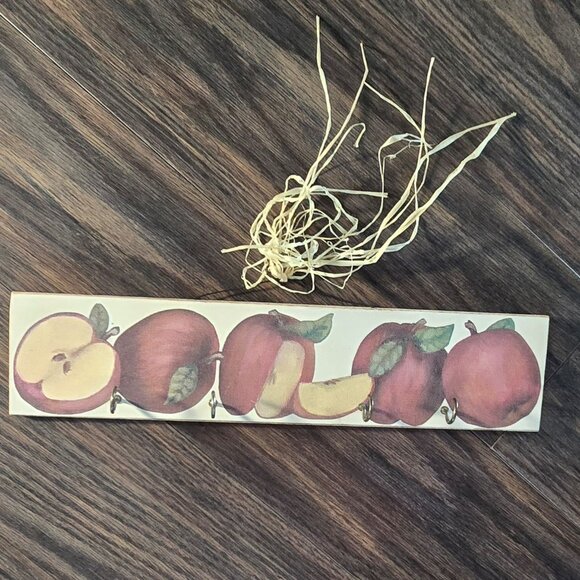 Vintage Farmhouse Style Wooden Hanger Featuring Painted Apples NWOT - Picture 1 of 6